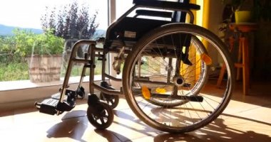 boş tekerlekli sandalye. Profesyonel sakatlık tıbbi malzeme için Engelli hasta gün batımında.