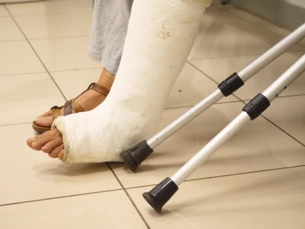 Ασθενής Περιμένει Σπασμένο Πόδι Και Δεκανίκια Στο Δωμάτιο Του Νοσοκομείου — Αρχείο Βίντεο