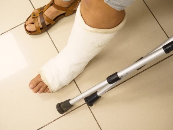 Patiënt Wachten Met Gebroken Been Krukken Ziekenhuis Kamer — Stockvideo