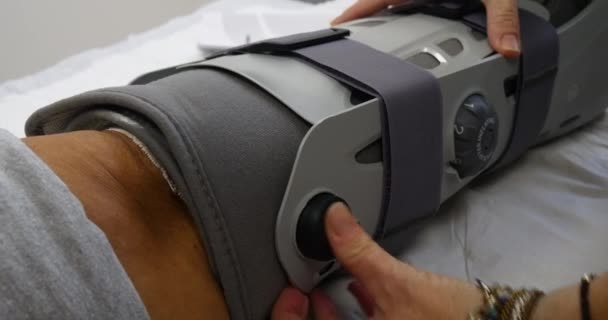 Verpleegkundige Arts Toe Passen Nieuwe Vazal Verwisselbare Gips Zetten Gebroken — Stockvideo