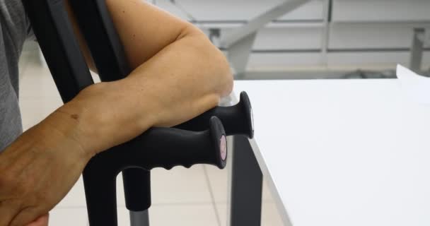 病院で座っている松葉杖の女性 — ストック動画