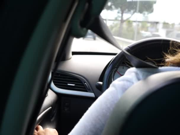 Brunett Flicka Bilkörning Och Undanmanöver Hjulet Koncentrationen Vägen — Stockvideo