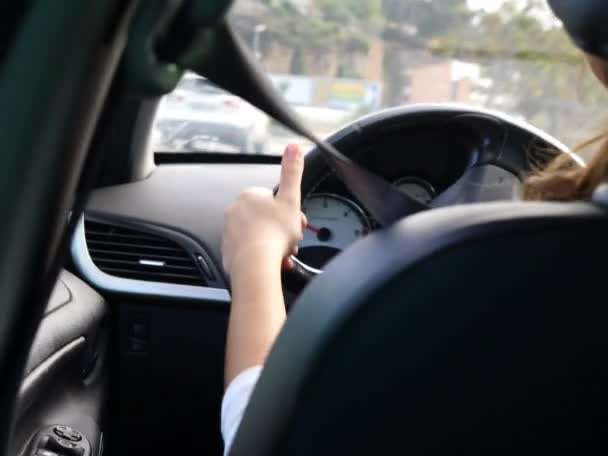 Μελαχρινή Κοπέλα Οδήγηση Ενός Αυτοκινήτου Και Swerving Τροχό Συγκέντρωση Στο — Αρχείο Βίντεο