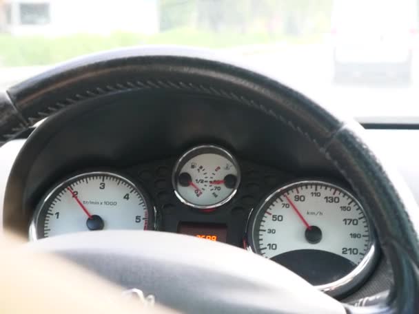 Chica Morena Conduciendo Coche Desviando Concentración Rueda Camino — Vídeos de Stock