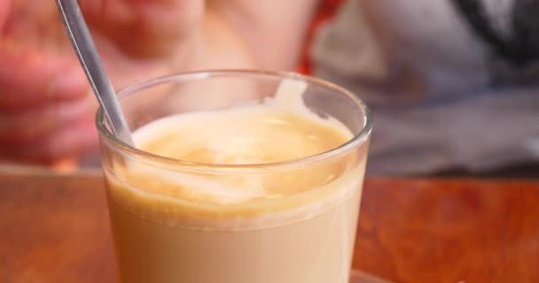 Close Van Vrouwelijke Drinken Latte Macchiato — Stockvideo