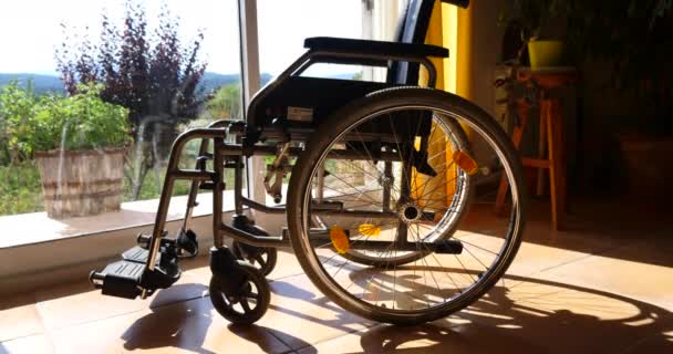 Sedia Rotelle Vuota Attrezzature Mediche Disabili Professionali Pazienti Disabili Tramonto — Video Stock