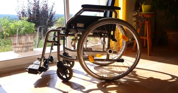 Pusty Wózek Inwalidzki Niepełnosprawności Profesjonalny Sprzęt Medyczny Dla Niepełnosprawnych Pacjenta — Wideo stockowe