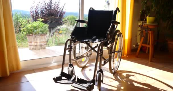 Пустое Инвалидное Кресло Медицинское Оборудование Инвалидов Закате Солнца — стоковое видео