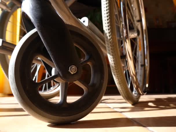 空轮椅 残疾病人在日落时的专业伤残医疗设备 — 图库视频影像