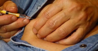 Kadının karnı içine hormonal tedavi enjeksiyon yapma