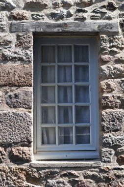 Eski kayalık evde dikey beyaz pencere.