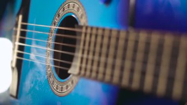 bir mızrap ile gitar çalmayı