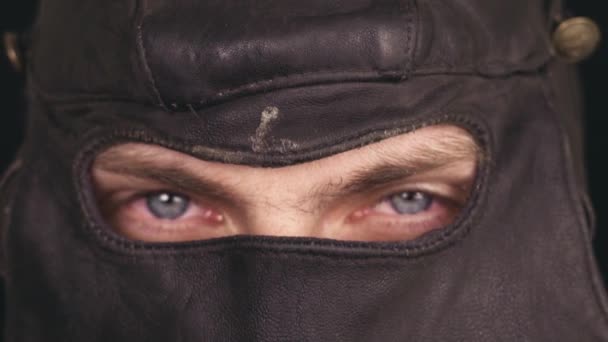 Террорист в маске — стоковое видео
