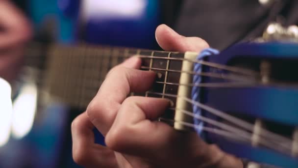 Играть на гитаре с плектр — стоковое видео