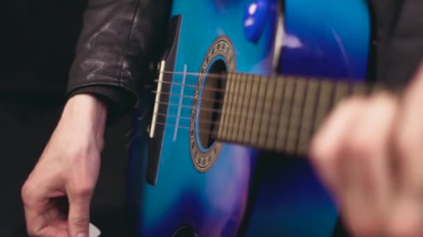 Bir Mızrap Ile Gitar Çalmayı — Stok video