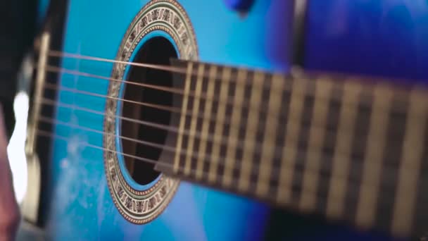 Грати Гітарі Медіумом — стокове відео