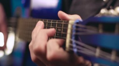 bir mızrap ile gitar çalmayı