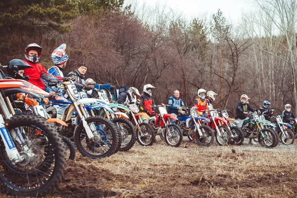 開始前に Novokuzneck, ロシア連邦 - 21.04.2018: 自転車 — ストック写真