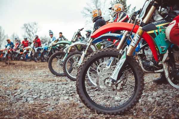 Novokuzneck, Ryssland - 21.04.2018: cyklister innan start — Stockfoto