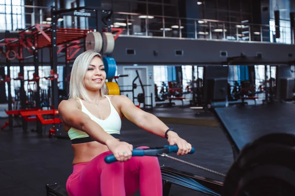 Chica haciendo ejercicios con cuerdas — Foto de Stock