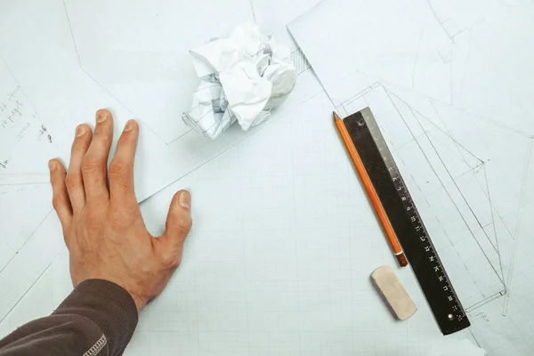 De hand met een potlood over de kranten — Stockfoto