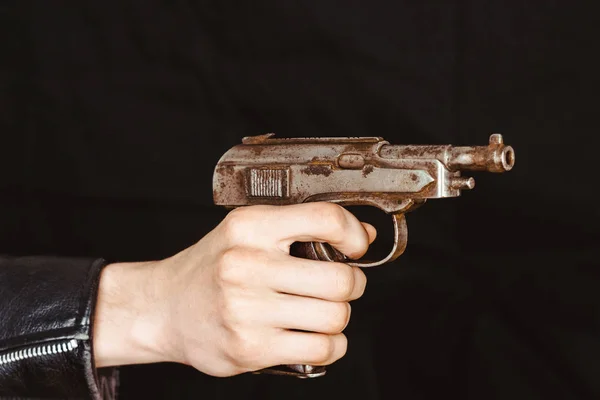 The hand holding the gun — Stock Photo, Image