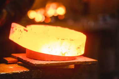 Demirci Örs üzerinde çalışıyor.