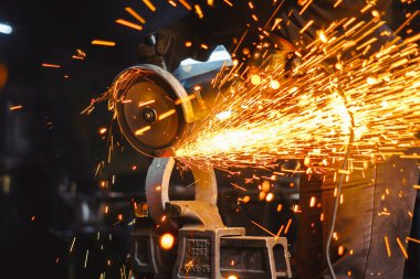 Testere demir çalışma kıvılcım