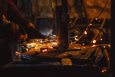 Testere demir çalışma kıvılcım