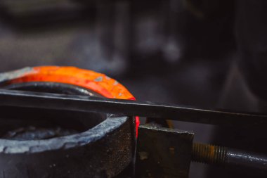 Demirci Örs üzerinde çalışıyor.