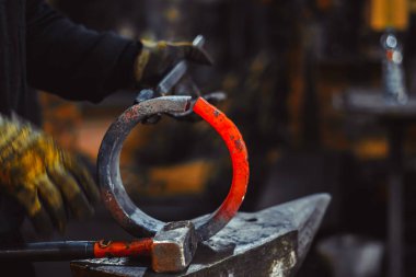 Demirci Örs üzerinde çalışıyor.