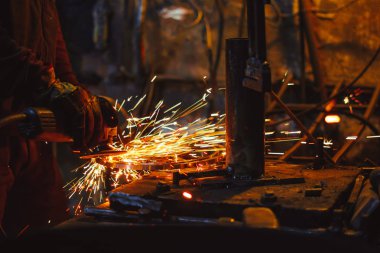 Testere demir çalışma kıvılcım