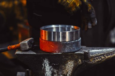 Araçlar - çekiç ve örs