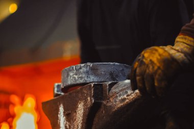 Araçlar - çekiç ve örs