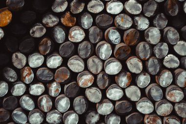 Atölyede demir boşluklar vardır