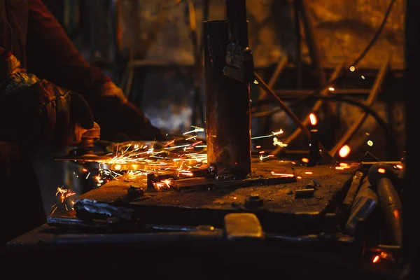 Sierras de trabajo chispas de hierro —  Fotos de Stock