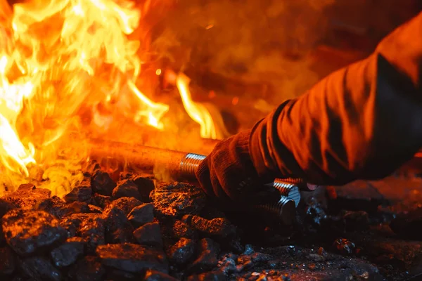 Fuego en el horno en la herrería, herramientas — Foto de Stock