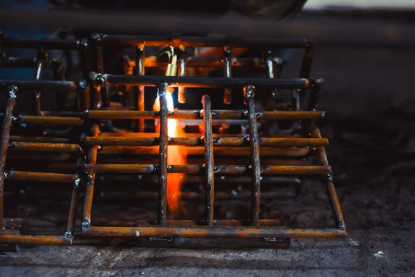 Резка металла ацетиленовой горелкой — стоковое фото