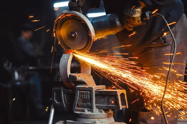 Seghe di lavoro scintille di ferro — Foto Stock