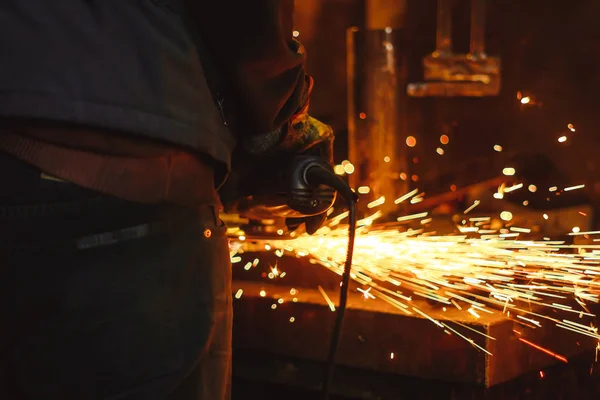 Seghe di lavoro scintille di ferro — Foto Stock