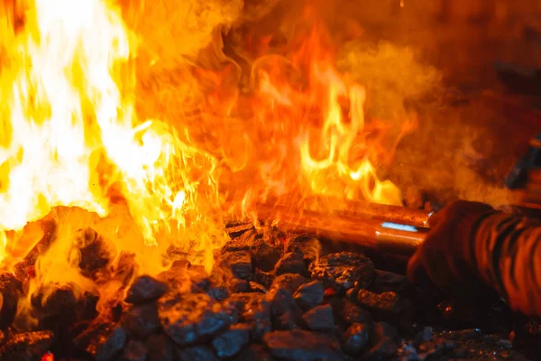 火在炉中的铁匠铺，工具 — 图库照片