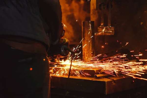 Sierras de trabajo chispas de hierro — Foto de Stock