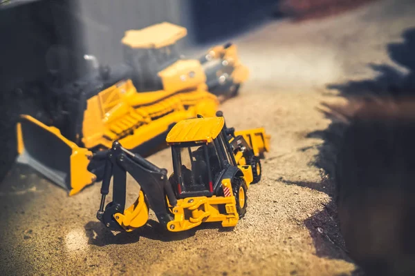 Spielzeugtraktor in der Landschaft des Kohlebergbaus — Stockfoto