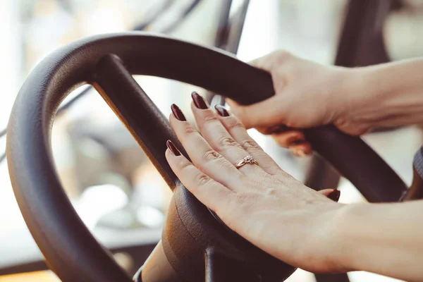 Ženská ruka na volantu — Stock fotografie