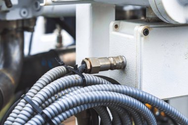 Yakın çekim çekim araba motoru hortumlar ve borular