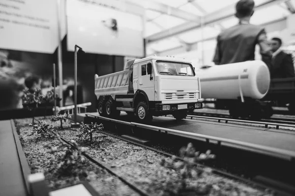 Spielzeug-Lastwagen auf einer Spielzeugstraße — Stockfoto