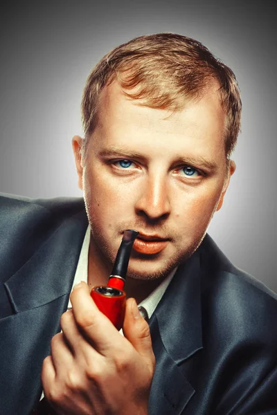 A man smokes a pipe — Stock Photo, Image