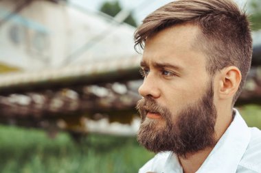 bir adam eski bir uçak arka plan üzerinde