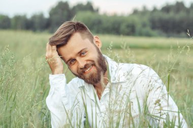 çim tişörtlü adam