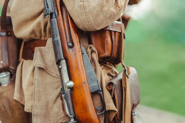 Soldado en uniforme viejo — Foto de Stock